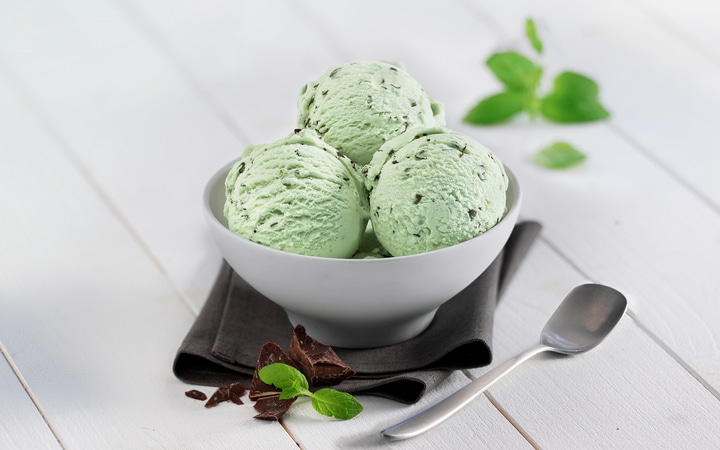 cr-me-glac-e-artisanale-menthe-chocolat-16019-1.jpg-W720xH450R1.6?context=bWFzdGVyfHByb2R1Y3QtaW1hZ2VzfDIzMTQwMnxpbWFnZS9qcGVnfHByb2R1Y3QtaW1hZ2VzL2hjYS9oYzMvODgxNDQ3MTkzODA3OC5qcGd8ZDI5YTE5YmQ0MjA0ZjJlMmUyMmU4OTBjZTkzMzljNGE5NDY3MWMzNzZlNjJmOGU2ZGRhYzZmMWZkYmUyZDc0Yw